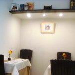 カンブーザ - 白を基調にした明るいインテリアです