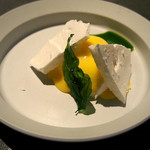 フロリレージュ - お似合い　モッツァレラ　液体窒素で凍らせた塩メレンゲがのっています。