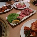 焼肉ダイニングおいしんぼ - キムチ&牛たん盛り合わせ