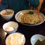 はし友ラーメン - こってりつけ麺はお皿が大きくてなんかすごい〜。確かにこってりしたつけ汁でした！