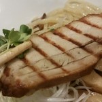 赤シャモジ - チャーシューが変わった！
      厚みのある炙ったバラ肉で来味のような食感です(^-^)最初はなにかわからなくてこれフランスパン？バケット？かと思った...(゜O゜;