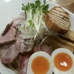 赤シャモジ - 全粒粉の麺と具材たち(*^￢^*)
      炙り厚切りチャーシューはフランスパン？バケット？に見えますね(゜O゜;