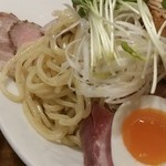 赤シャモジ - これは...！全粒粉の麺に変わっている！＼(^o^)／