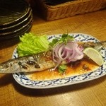 タイ料理　旅人食堂 - 秋おすすめMENU「秋刀魚のタイ風屋台焼き）」（550円）