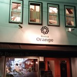 ビストロ オランジュ - 外観：白い壁にライトアップ、さすが鎌倉