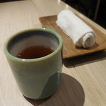 AKOMEYA厨房 - 温かいほうじ茶とおしぼり