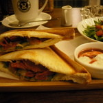 温サンドのビーフパストラミ