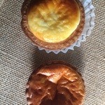 ベイク チーズ タルト ラゾーナ川崎店 - 上がBAKEのタルト、下がirinaのチーズタルト