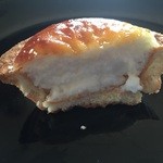 ベイク チーズ タルト ラゾーナ川崎店 - 断面はこんな感じ。とろけやしませんが、スフレのよう。