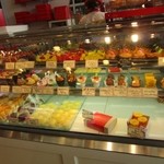 Patisserie Ange　 - お店には美味しいと評判の安藤シェフの作ったチーズケーキを初め様々な綺麗で美味しそうなケーキが並びます。
                      