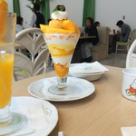 京橋千疋屋 - オレンジジュース（手前）、マンゴーパフェ