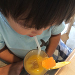 京橋千疋屋 - オレンジジュースを飲む息子