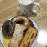 ミスタードーナツ - ロイヤルミルクティーと一緒に昨日買ったドーナツ食べるー。
