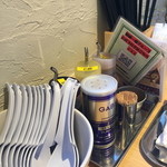 煮干し中華そば一燈 - 調味料の類は本店と同様です。