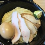 鶏と豚チャーシューに味玉、すだちと麺の下にはお出汁が。