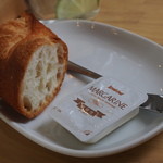 洋食屋 月の森 - パンは温かい