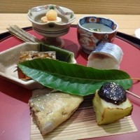 日本料理 太月 - 八寸・・盛り付けが美しいですね。
                ＊「アンキモ」「秋刀魚鮨」「焼きナス味噌のせ」「ふぐの煮凝り」「子持ち鮎」など。
                どれも丁寧に作られ美味しいこと。中でも「アンキモ」と「子持ち鮎」が気に入りました。
