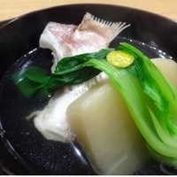 日本料理 太月 - 明石の鯛と京都の蕪・・立派な「カマ」が入っています。
                  鯛自体の塩加減も絶妙ですし、丁寧にひかれたお出汁の美味しいこと。