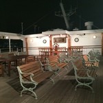 シンフォニー東京湾クルーズ - デッキは広々としていて気持ち良い。