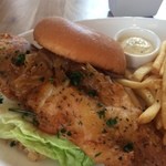 Tommy Bahama Restaurant, Bar & Store - 巨大フィッシュサンド　ビーサン並