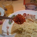 天下一品 - ニンニク薬味を投入