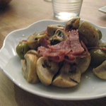 和酒バル KIRAZ - マッシュルームとハモンのオリーブオイル炒め