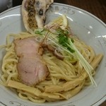 貝ガラ屋 - 奥の貝に塗ってあるタレが半端ないコクがある