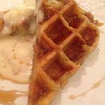 hippopotamus - 安納芋、りんご、レーズンのレモン煮入り米粉ワッフル
・砂糖不使用甘酒アイス
・オーガニックメイプルシロップ