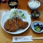 とんかつと和食 わかさ - ロースかつ定食の全景〔15/11/1撮影〕