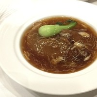 Szechwan Cuisine & Wine 四川料理 御馥 中之島ダイビル店 - ひとり一皿のフカヒレの姿煮。贅沢です。