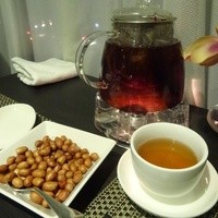 美林華飯店 - お通しのピーナッツ＆ぷーアール茶