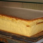 宗清龍堂 - たった今、焼き上がったカステラ