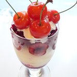 フルーツパーラーフクナガ - チェリーパフェ(\1,000-)