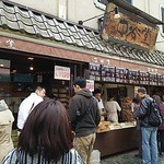 中谷堂 - その場で食べる場合は左の窓口から買います。