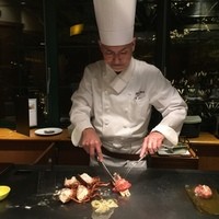 花木鳥 - シェフが真剣な表情でオマール海老に対峙しています
