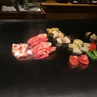 花木鳥 - シェフが器用な手捌きで焼き野菜とオマール海老の爪肉を焼いて行きます