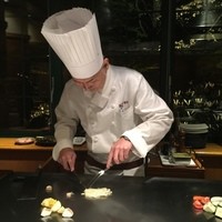 花木鳥 - シェフが器用な手捌きで焼き野菜とオマール海老の爪肉を焼いて行きます