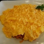 たいめいけん - タンポポオムライスの半熟卵を、バガッと開いた写真！