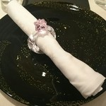 レストラン 間 - リングに通したナプキン