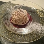 レストラン 間 - 洋梨のカシス煮  ブルーチーズのアイスクリームを忍ばせたモンブラン