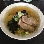 やましょう - 塩ラーメン(550)：豚、ワカメ、ネギが澄んだスープに浸っています