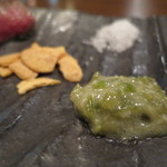 鉄板焼きgrow - お好みで、泡醤油や茎入りわさび、塩、ガーリックで。