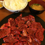Yakiniku Yamato - ランチ 牛焼肉定食（W）840円
      写真は２人前のお肉です。
      Wは、ご飯も大盛りな感じです(笑)