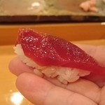 鮨 いとう - 本鮪赤身。リフト(^-^)/