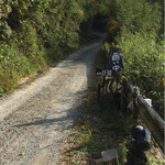 土地食庵 ばんから - お店へ向かう砂利道。看板はあるが…