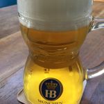 Bavarian Bier Cafe - オクトーバーフェストの特別グラスに注がれたビール