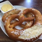 Bavarian Bier Cafe - 温められてサーブされるプリッツェルブレッド、美味しかった〜。