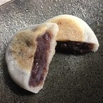 神馬堂 - 焼き餅の中は、漉し餡がぎっしり