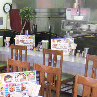 ４人掛けが７席あります。８人掛けも可、電話確認ください。