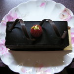 トントゥ洋菓子店 - チョコとフランボワーズのケーキ（名前忘れました）